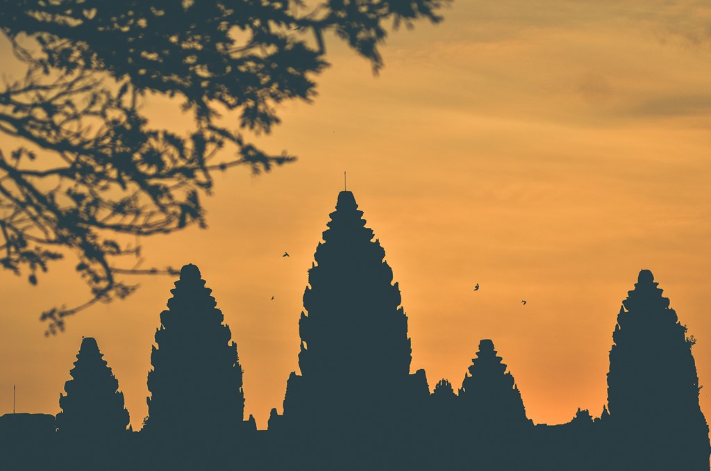 Tới Angkor, ai cũng muốn ngắm hoàng hôn và bình mình nơi này. Hoàng hôn khi phủ bóng xuống những ngôi đền mang lại sự huyền bí không thể lẫn với bất cứ đâu.